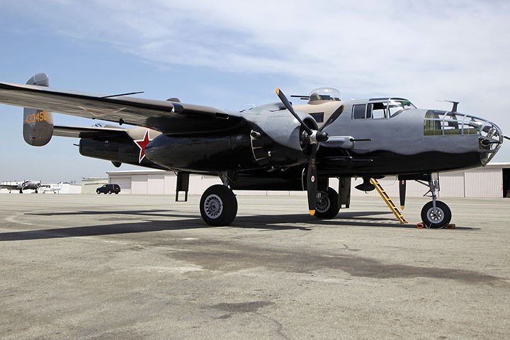 Hệ thống súng máy gắn trên máy bay ném bom B-25J của Mỹ